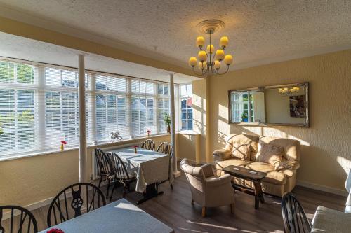 Highcliffe Hotel - image 8