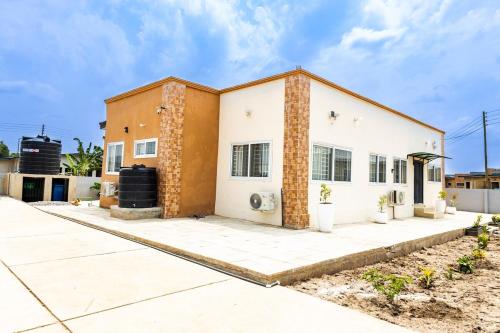 A szálláshely kívülről, Everyone deserves to rest from their labor in Aburi