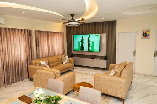 Közös társalgó / TV, Everyone deserves to rest from their labor in Aburi