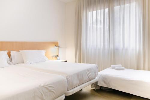 2 twin beds, 1 sofa bed