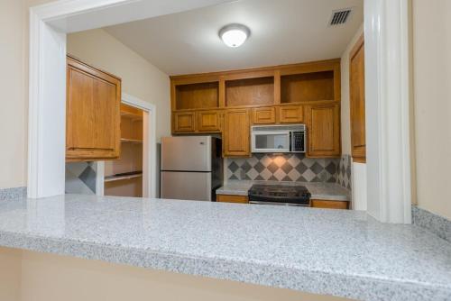 Unique Townhome Next to Memorial Park with Two Car Garage near Beer Can House