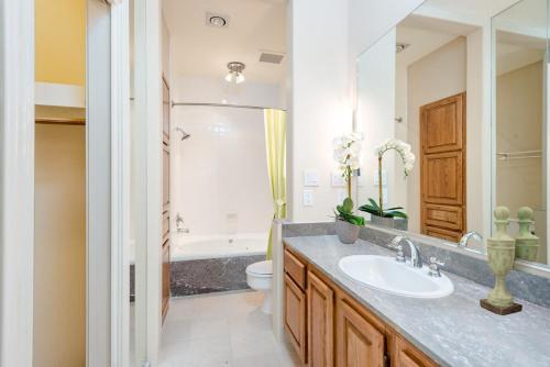 Unique Townhome Next to Memorial Park with Two Car Garage near Beer Can House