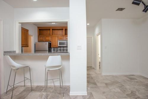 Unique Townhome Next to Memorial Park with Two Car Garage near Beer Can House