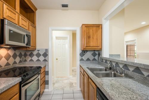 Unique Townhome Next to Memorial Park with Two Car Garage near Beer Can House