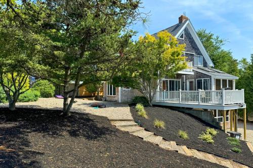 Charming Hyannis Home with Deck 0 2 Mi to the Beach - image 8