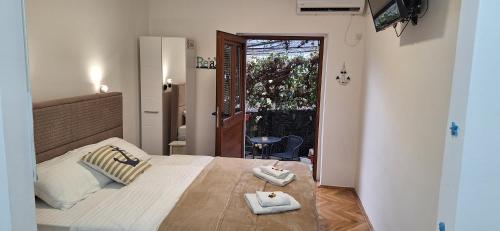 One-Bedroom Apartment image 5