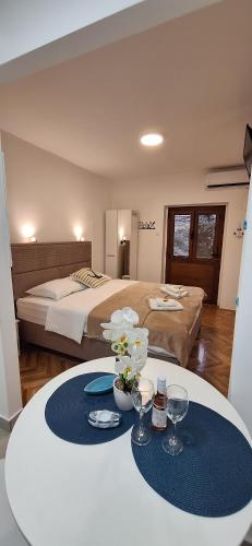One-Bedroom Apartment image 4