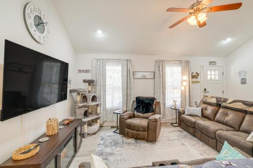 1 Mi to Colonial Beach Boardwalk Home with Fire Pit 1 Mi to Colonial Beach Boardwalk Home with Fire Pit