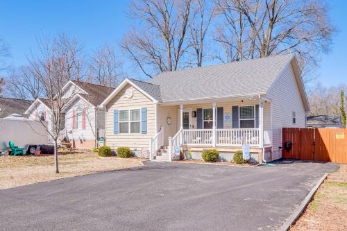 1 Mi to Colonial Beach Boardwalk Home with Fire Pit 1 Mi to Colonial Beach Boardwalk Home with Fire Pit