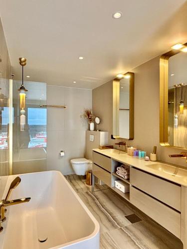 Elegant Seaview Penthouse 3BR Ensuite Luxury Retreat with Sauna and Free Parking Elegant Seaview Penthouse 3BR Ensuite Luxury Retreat with Sauna and Free Parking