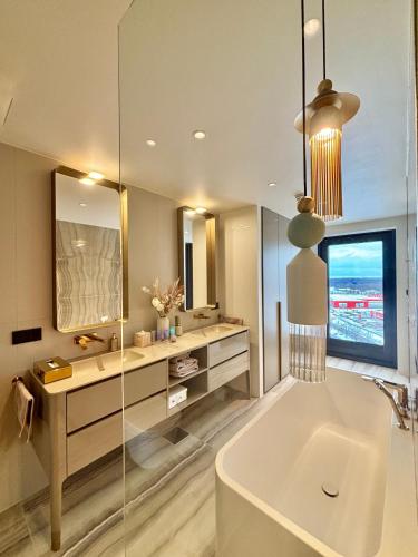 Elegant Seaview Penthouse 3BR Ensuite Luxury Retreat with Sauna and Free Parking Elegant Seaview Penthouse 3BR Ensuite Luxury Retreat with Sauna and Free Parking
