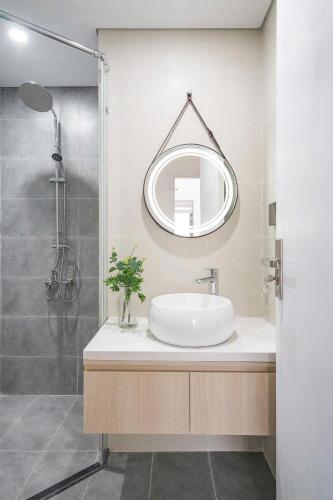 Hue Oi Homestay - Spacious 2-Bedroom Apartment with Balcony and Pool - image 2
