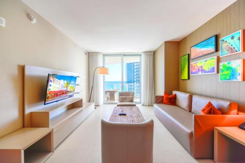 Stylish Condo Steps From the Beach!, Hollywood