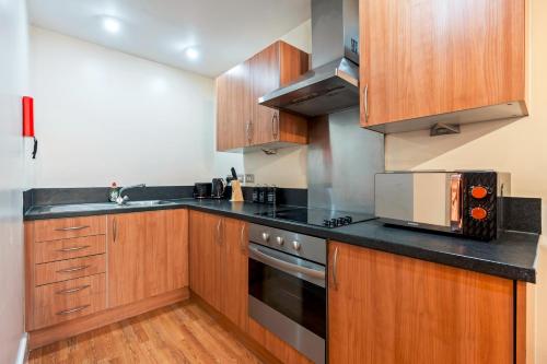 1 Bed Apartment Sleeps 5 - Balcony - WiFi & Tv, Birmingham (photo 11)