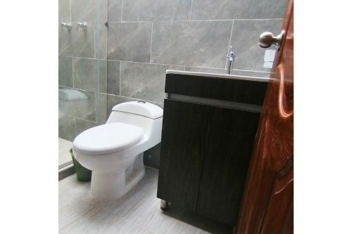 Bathroom, Habitacion 203 Apartahotel Los Pinos in Sopota