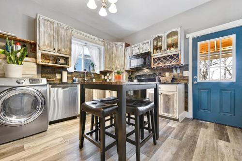 Cute Cozy Bungalow 0.5 Miles from Downtown. Fire Pit and BBQ Grill in Fully-fenced Backyard! in Colorado Springs, USA