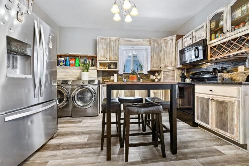 Cute Cozy Bungalow 0.5 Miles from Downtown. Fire Pit and BBQ Grill in Fully-fenced Backyard! in Colorado Springs, USA