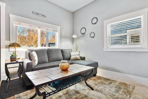 Cute Cozy Bungalow 0.5 Miles from Downtown. Fire Pit and BBQ Grill in Fully-fenced Backyard! in Colorado Springs, USA