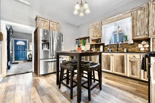 Cute Cozy Bungalow 0.5 Miles from Downtown. Fire Pit and BBQ Grill in Fully-fenced Backyard! in Colorado Springs, USA