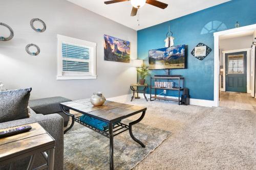 Cute Cozy Bungalow 0.5 Miles from Downtown. Fire Pit and BBQ Grill in Fully-fenced Backyard! in Colorado Springs, USA