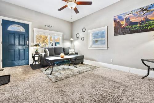 Cute Cozy Bungalow 0.5 Miles from Downtown. Fire Pit and BBQ Grill in Fully-fenced Backyard! in Colorado Springs, USA