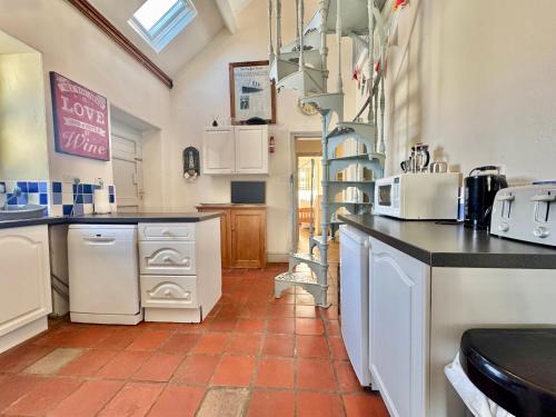 THE CREST- 4 BED SEA VIEW PROPERTY -TREARDDUR BAY in Trearddur