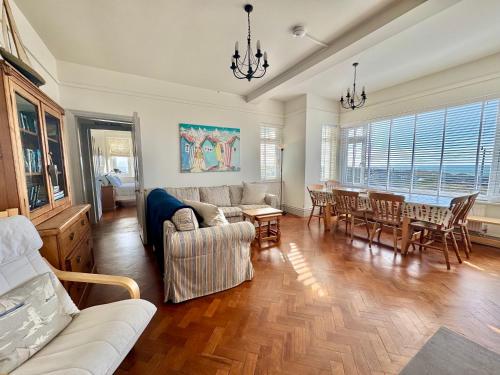 THE CREST- 4 BED SEA VIEW PROPERTY -TREARDDUR BAY in Trearddur