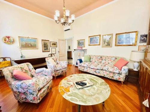 Antiques lover's flat, Florence - Tap to explore photos