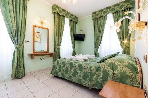 Double Room with Pool View image 10