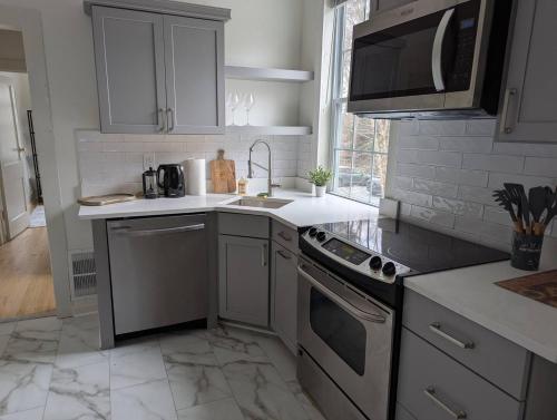 New! 2br1ba Convenient To 9th St, Ncssm thumb 4