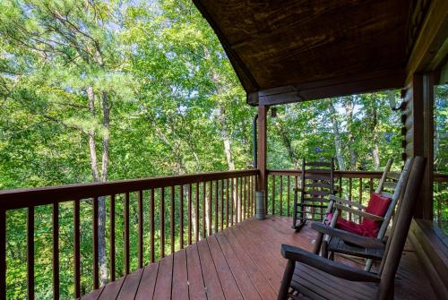 Just Hanging Out – Sevierville, TN