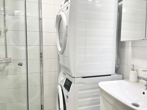 Double bed room in An apartment with lovely cats, Helsinki (photo 2)