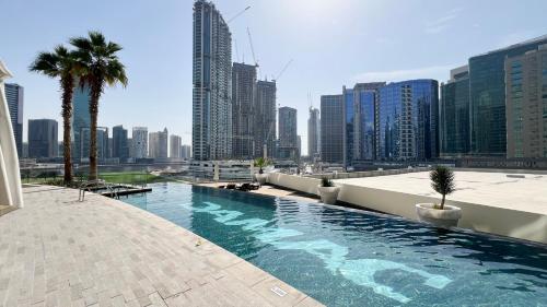 Bay's Edge, Luxury Canal View 2BR in Business Bay, Dubaj