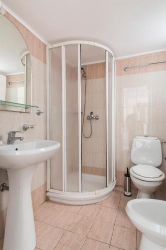 Deluxe Two-Bedroom Apartment image 10