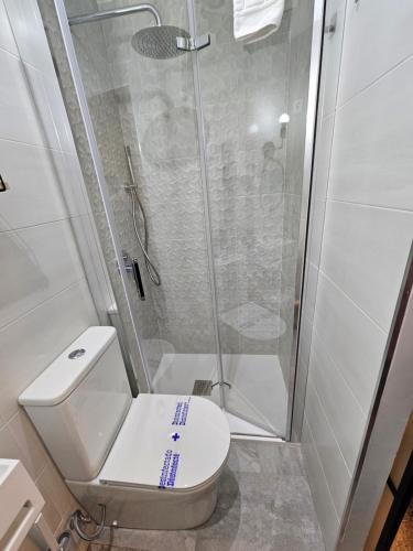 Twin Room image 10