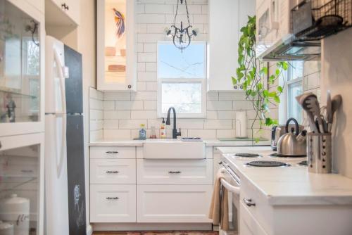 Sweet Rose Cottage A Romantic Getaway near Mormon Pioneer Cemetery