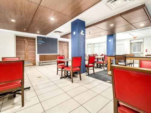 Holiday Inn Express & Suites Medicine Hat Transcanada Hwy 1, an IHG Hotel