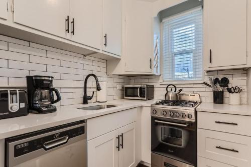 Detroit by Modern Midstay - On City Park #T22 in Northeast Park Hill