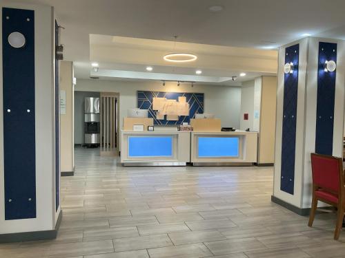 Holiday Inn Express Hotel and Suites Ada By IHG - 숙소 외관