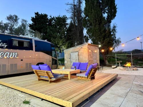 Garden, Daydream - אוטובוס-צימר בגשר הזיו in Nahariya