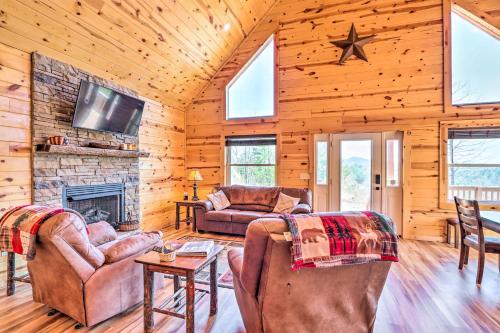 Cozy Murphy Cabin Rental with Mountain Views! in Murphy, USA