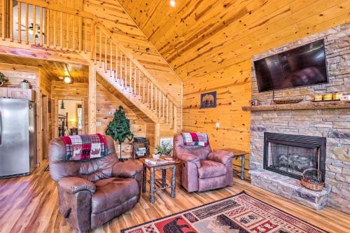 Cozy Murphy Cabin Rental with Mountain Views! in Murphy, USA