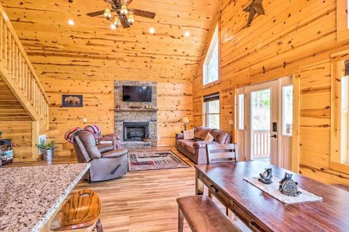 Cozy Murphy Cabin Rental with Mountain Views! in Murphy, USA
