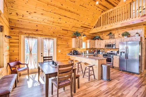Cozy Murphy Cabin Rental with Mountain Views! in Murphy, USA