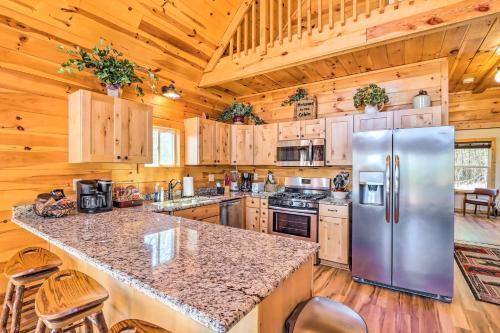 Cozy Murphy Cabin Rental with Mountain Views! in Murphy, USA