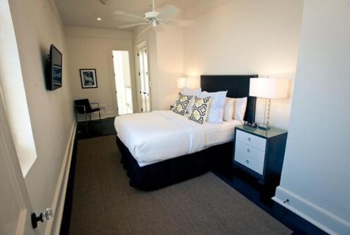 One Bedroom Executive Suite with Kitchen image 3