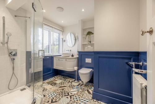 Spacious 5BR Home, Parking, Walk to Windsor - By Tempstay, Windsor (photo 3)