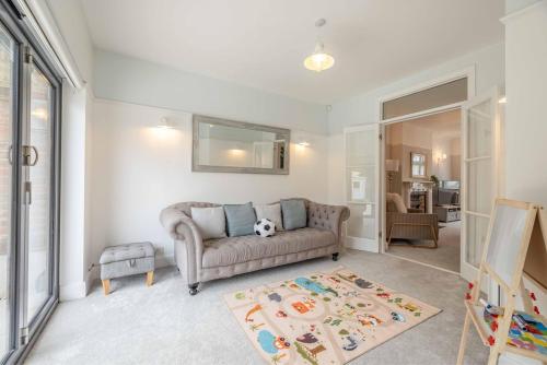 Spacious 5BR Home, Parking, Walk to Windsor - By Tempstay, Windsor (photo 4)