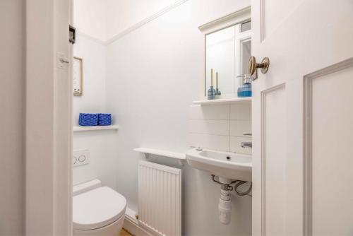 Spacious 5BR Home, Parking, Walk to Windsor - By Tempstay, Windsor (photo 5)