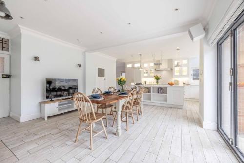 Spacious 5BR Home, Parking, Walk to Windsor - By Tempstay, Windsor (photo 7)